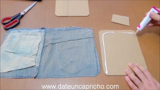 Funda para tablet utilizando unos jeans DIY manualidades reciclando cartón y unos vaqueros 0488